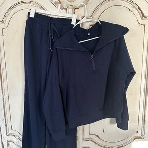 2 piece sweatsuit outfit, almost new! Size small.